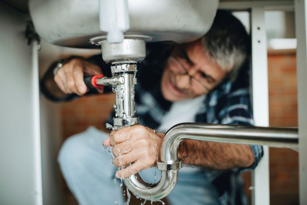 Advantages and Disadvantages of Being a Plumber